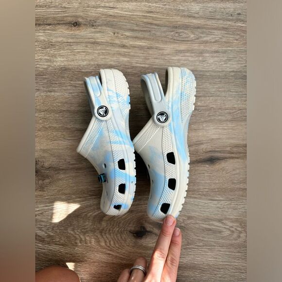 Crocs Unisex Classic Marbled Clog - Blue Calcite Size W-6 M-4 - Picture 4 of 10